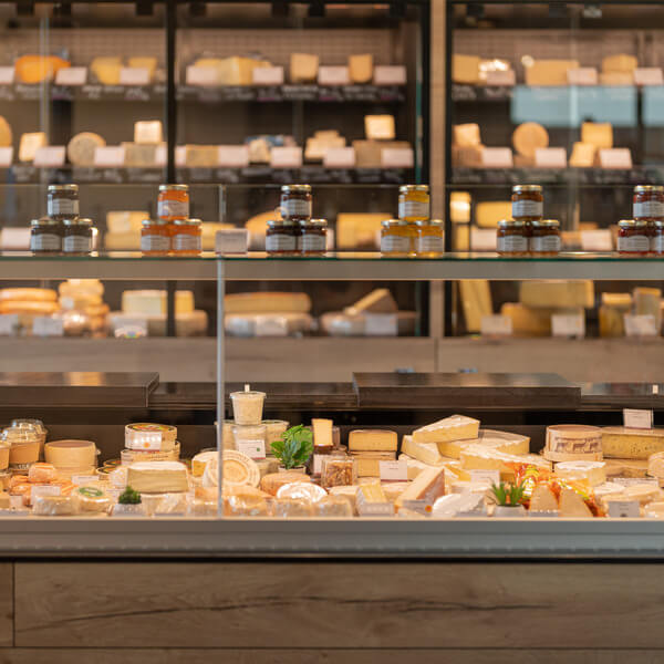 Refrigerated cheese display case and cheese ageing cabinet